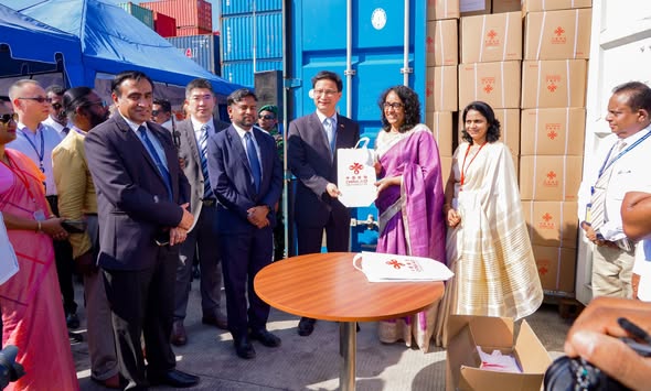 China-Sri Lanka Partnership Strengthened through School Uniform&nbsp;Donation